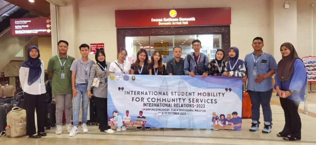 Mahasiswa HI Gelar International Student Mobility for Community Services di Malaysia